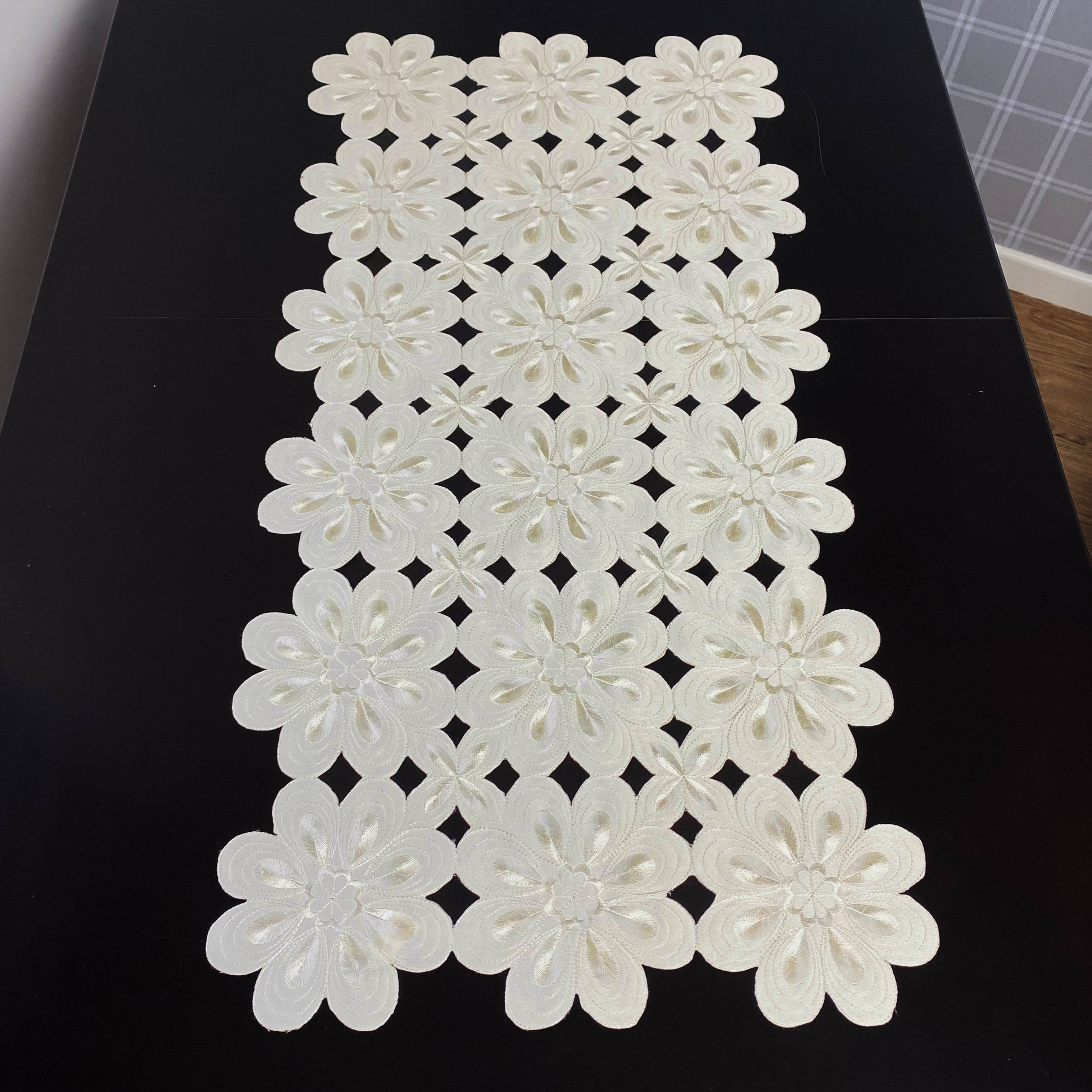 Bieżnik 40x85 cm wzór DA-1462 haftowane kremowe kwiaty prostokąt
