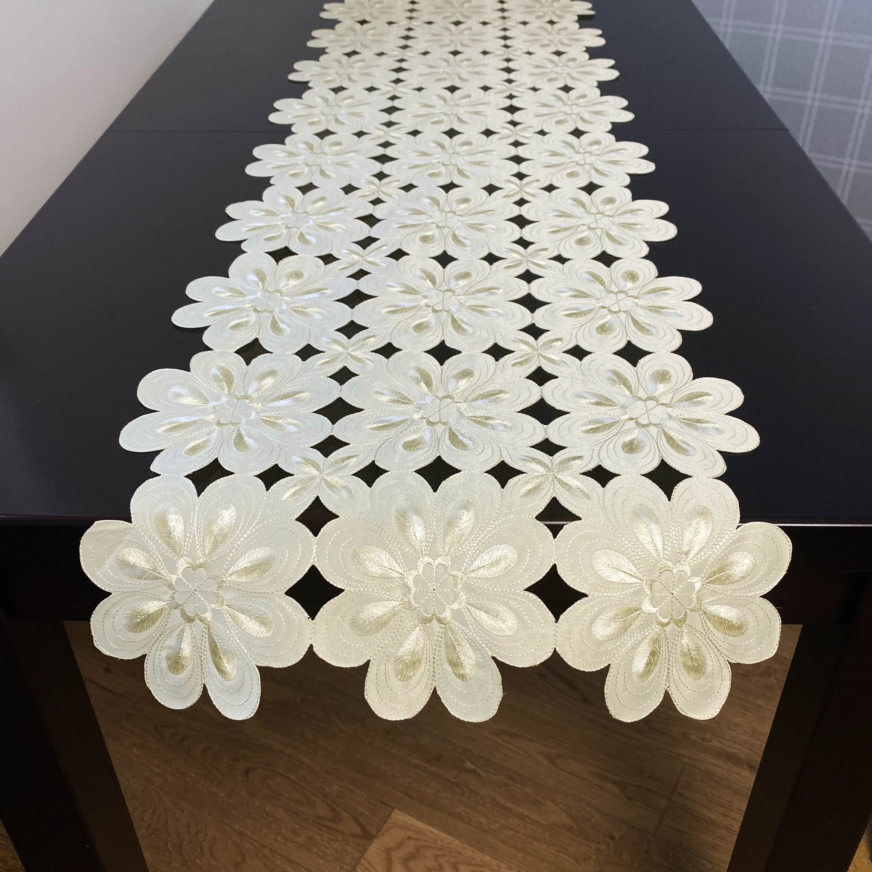 Pas 40x160 cm wzór DA-1462 haftowane kremowe kwiaty prostokąt