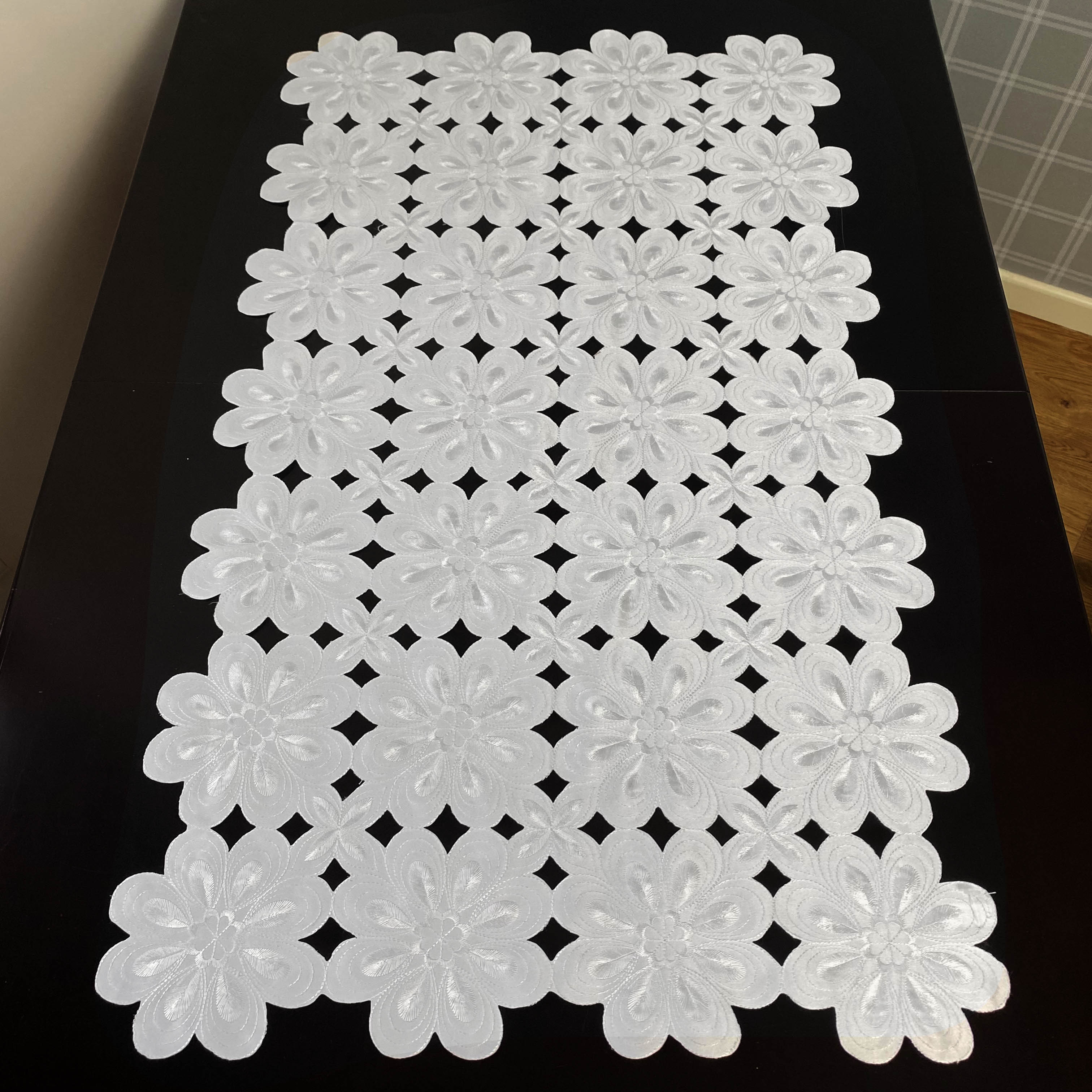 Bieżnik 50x100 cm wzór DA-1462 haftowane białe kwiaty prostokąt