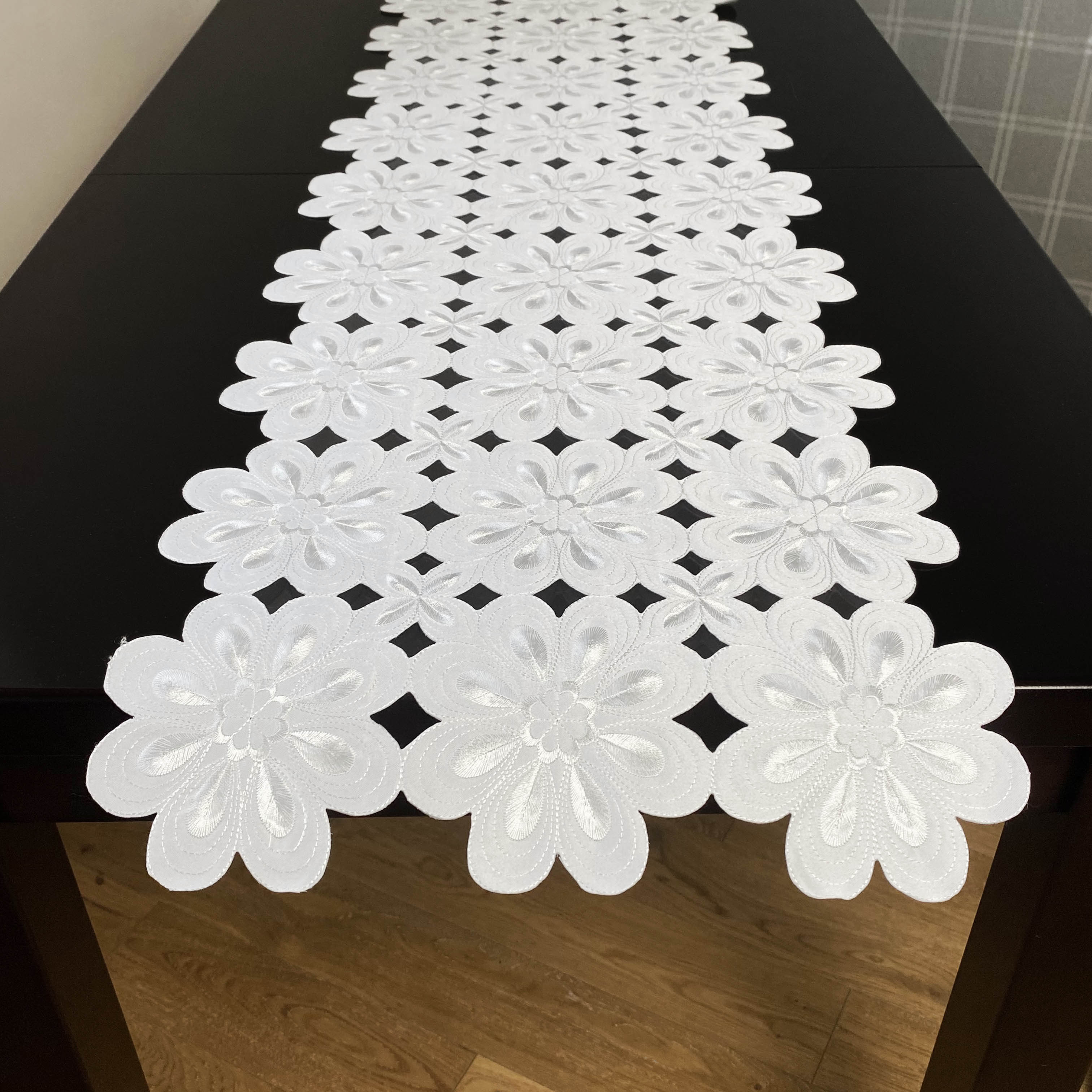 Pas 40x160 cm wzór DA-1462 haftowane białe kwiaty prostokąt
