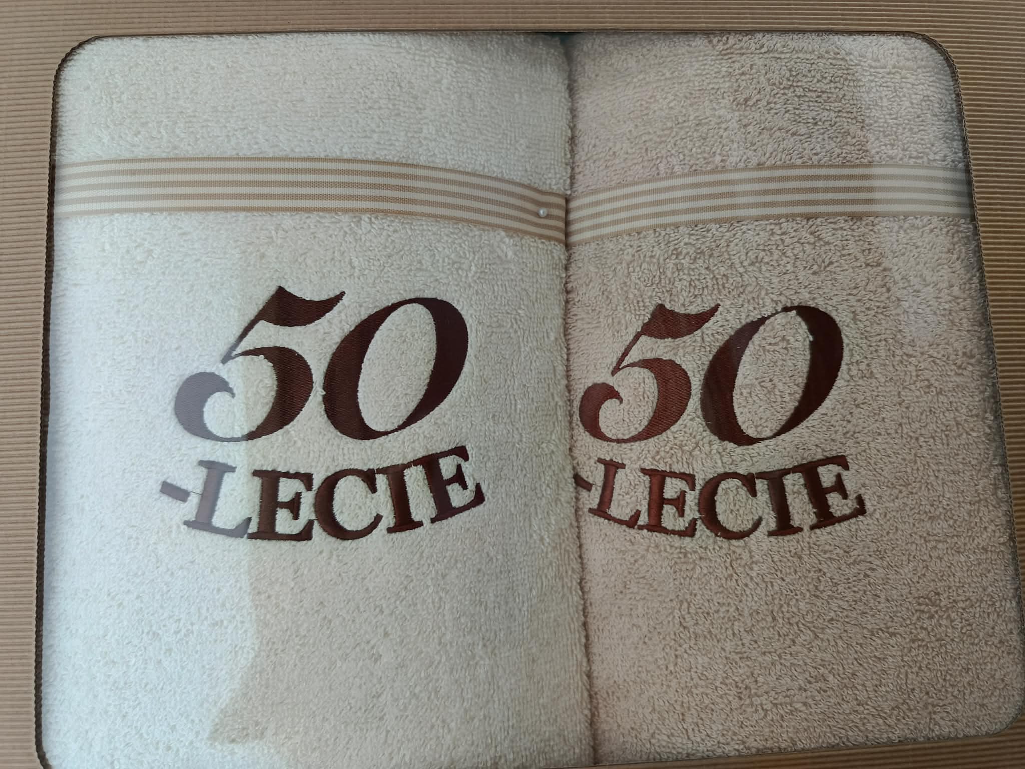 Komplet ręczników 2*70x140 cm 50-lecie wzór 3 ecru i beż + ciemny brąz haft