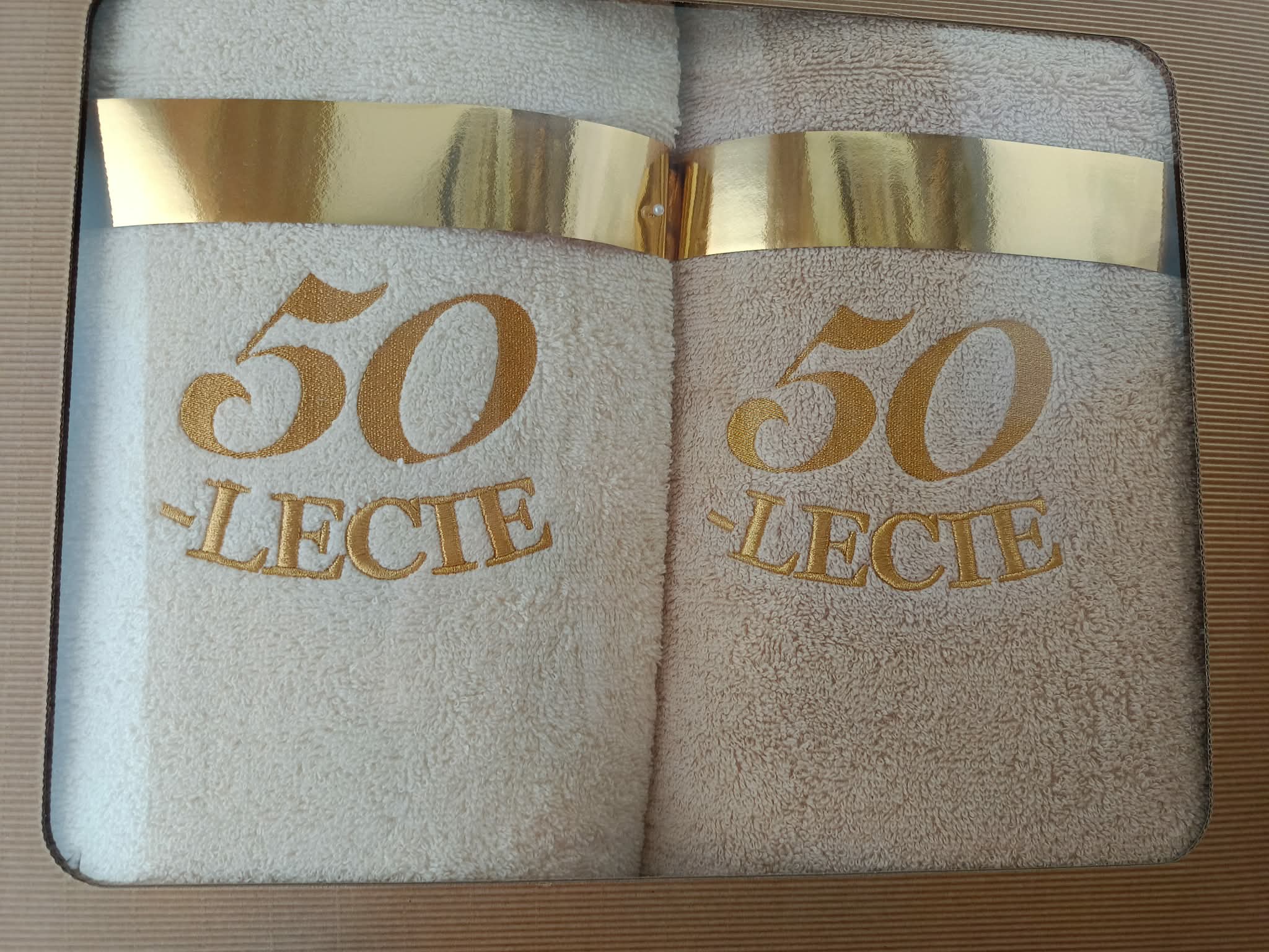 Komplet ręczników 2*70x140 cm 50-lecie wzór 1 ecru i beż + złoty haft