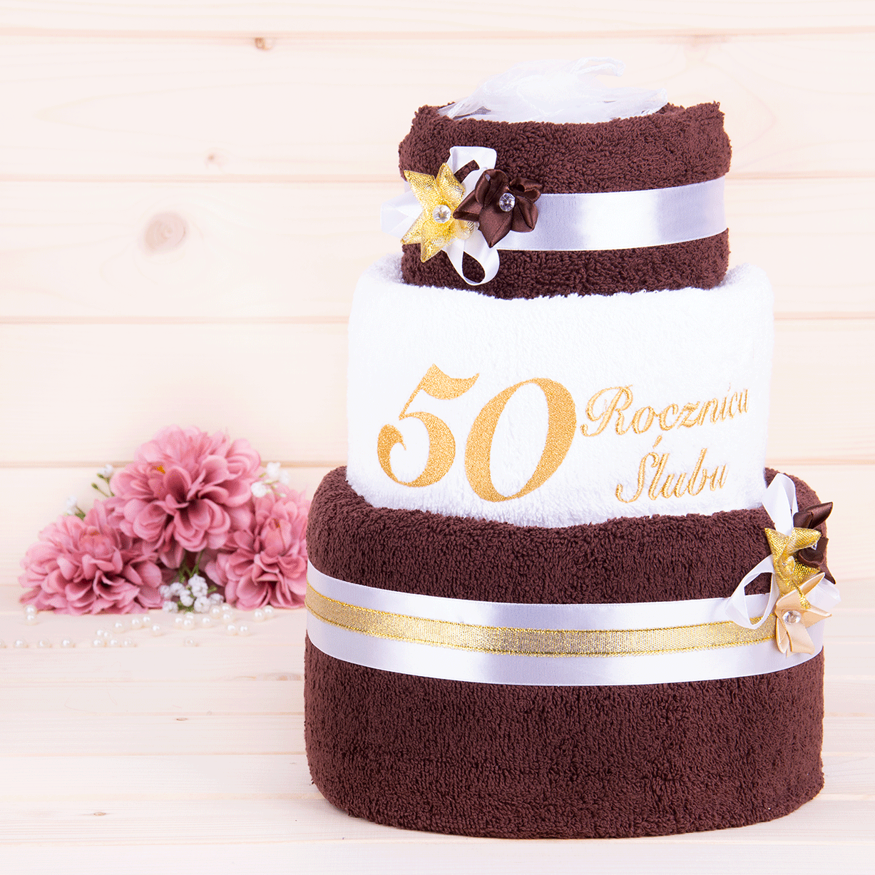 Tort z ręczników 3 poziomowy z haftem 50 rocznica ślubu w kolorach ciemny brąz, biały, ciemny brąz