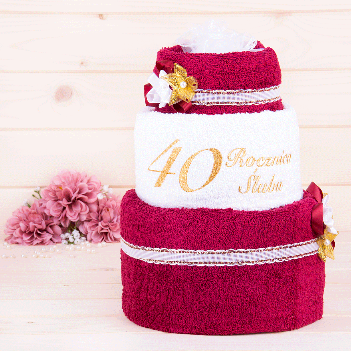Tort z ręczników 3 poziomowy z haftem 40 rocznica ślubu w kolorach bordo, biały, bordo