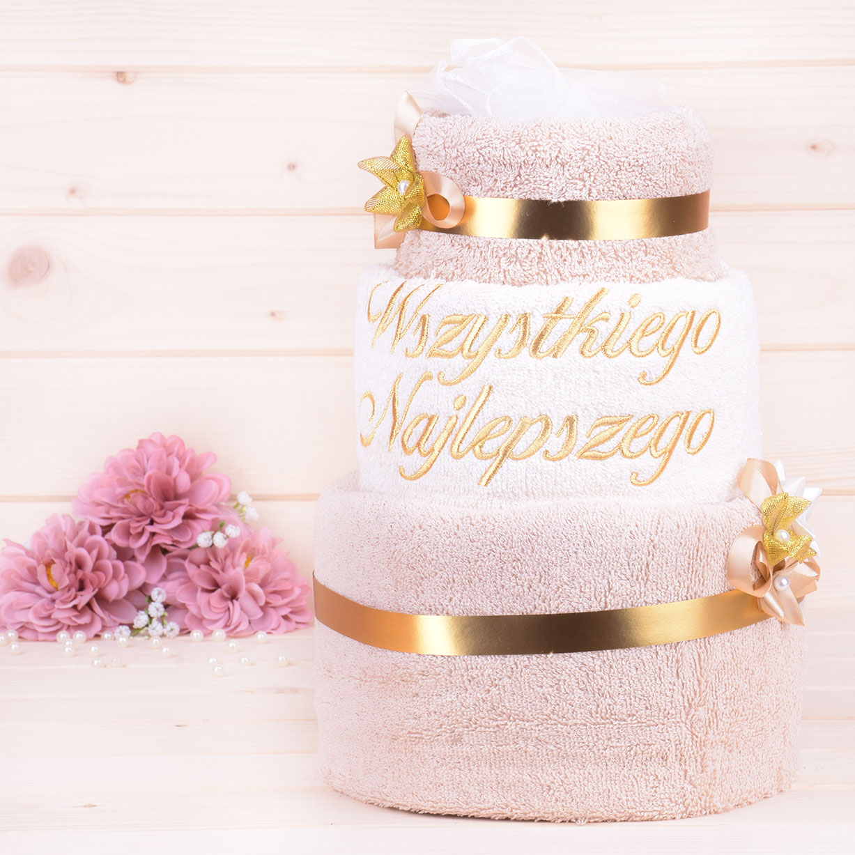 Tort z ręczników 3 poziomowy z haftem Wszystkiego najlepszego wzór 24 w kolorach jasny beż, ecru, jasny beż