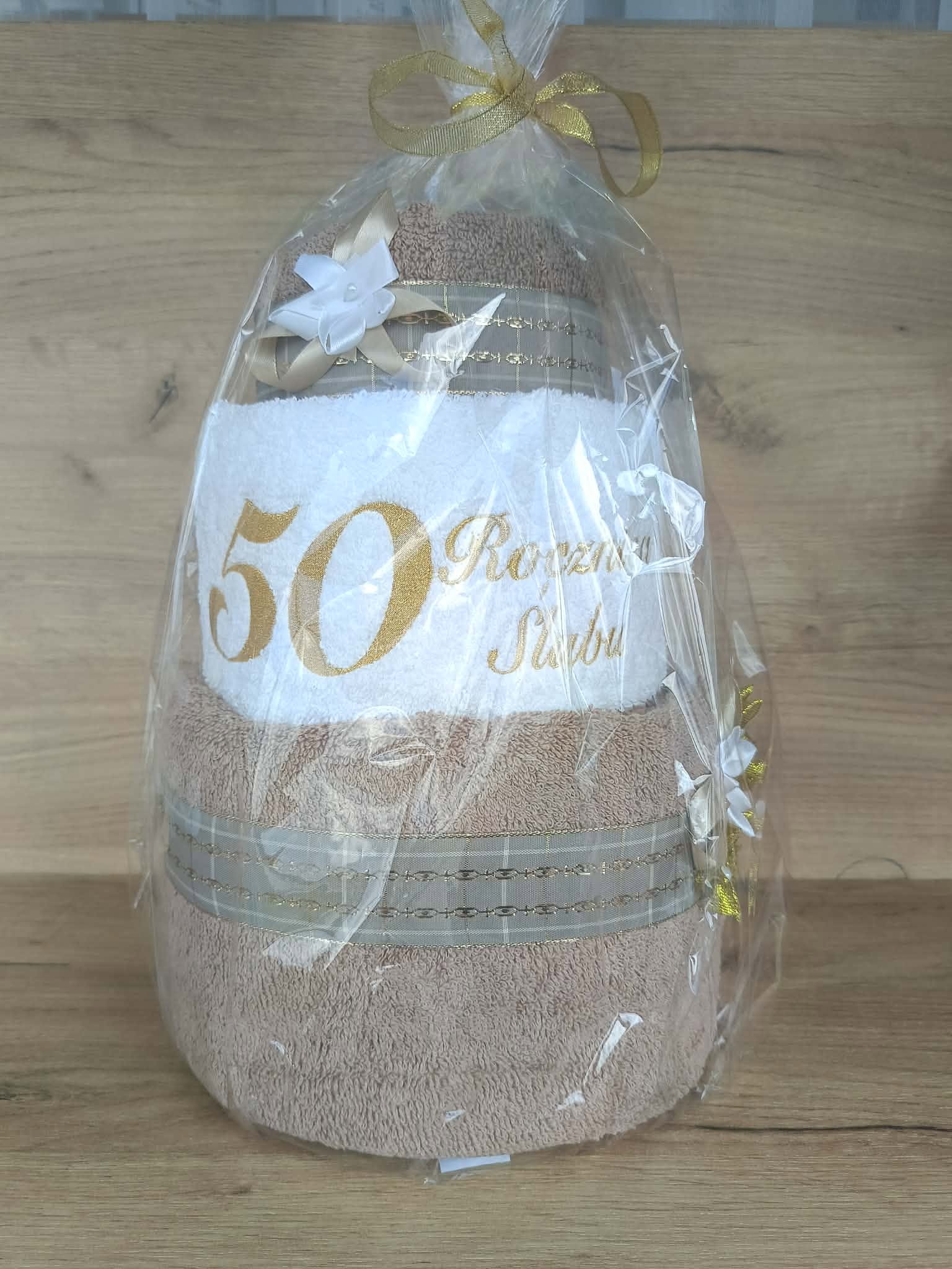 Tort z ręczników 3 poziomowy z haftem 50 rocznica ślubu w kolorach ciemny beż, biały, ciemny beż