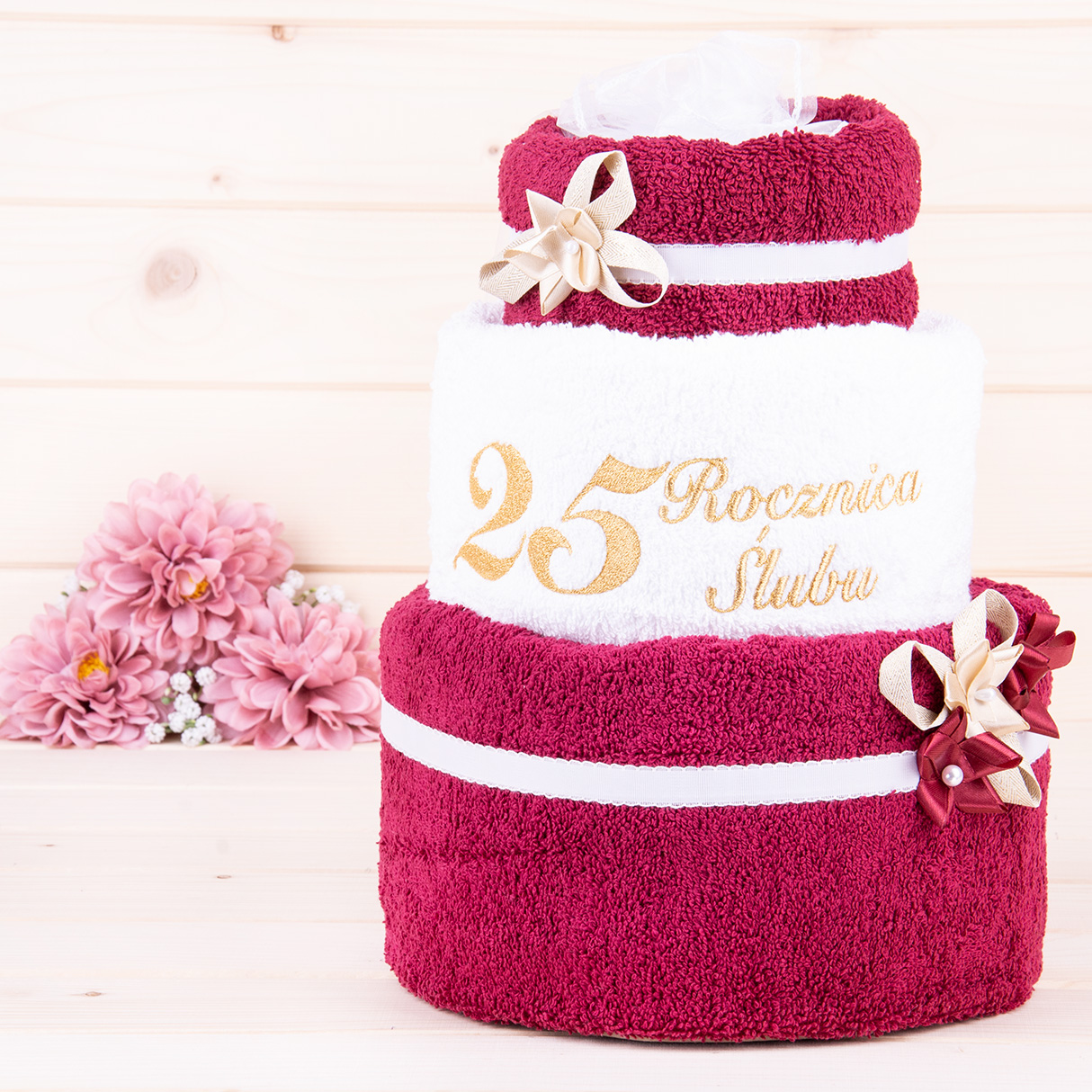 Tort z ręczników 3 poziomowy z haftem 25 rocznica ślubu w kolorach bordo, biały, bordo