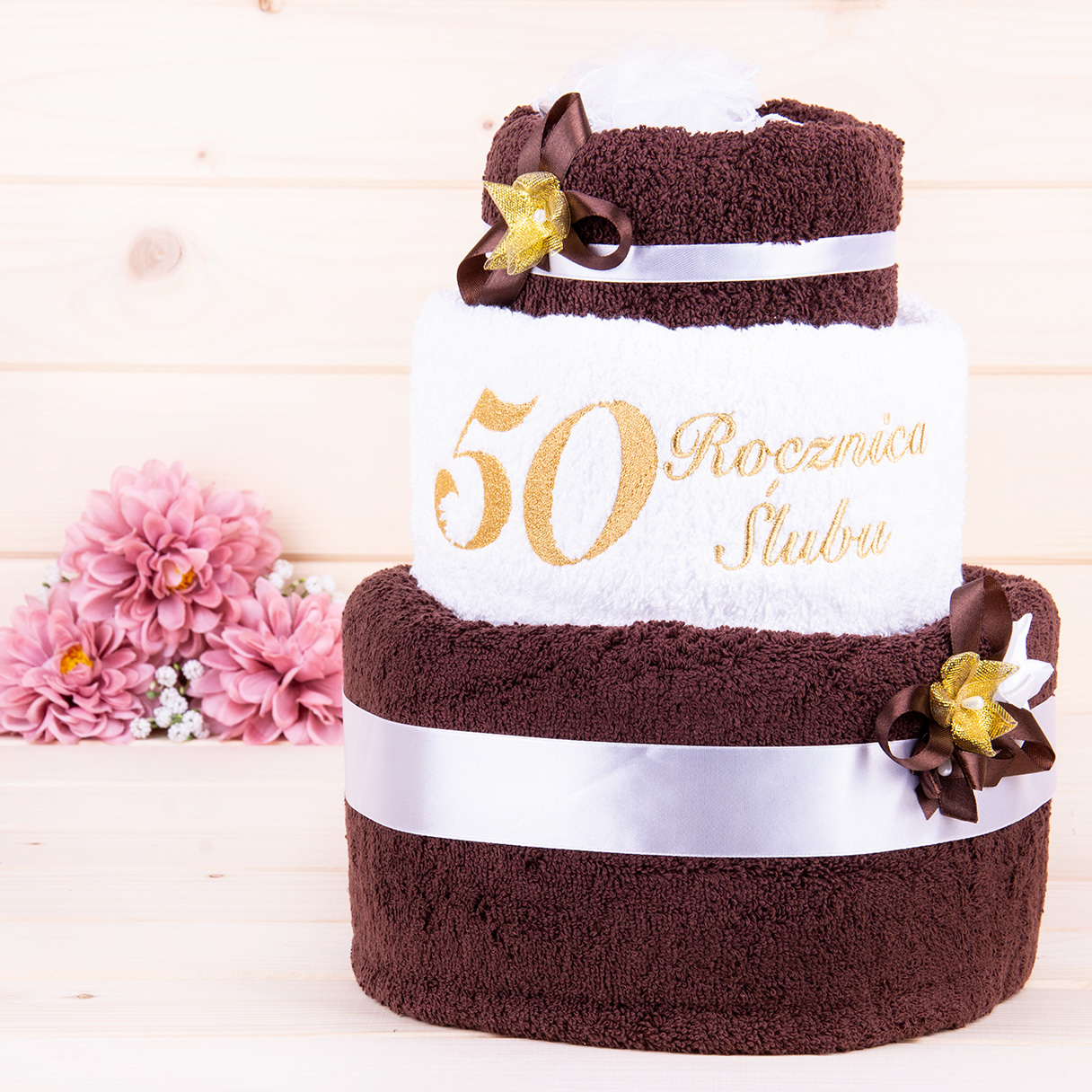 Tort z ręczników 3 poziomowy z haftem 50 rocznica ślubu w kolorach ciemny brąz, biały, ciemny brąz