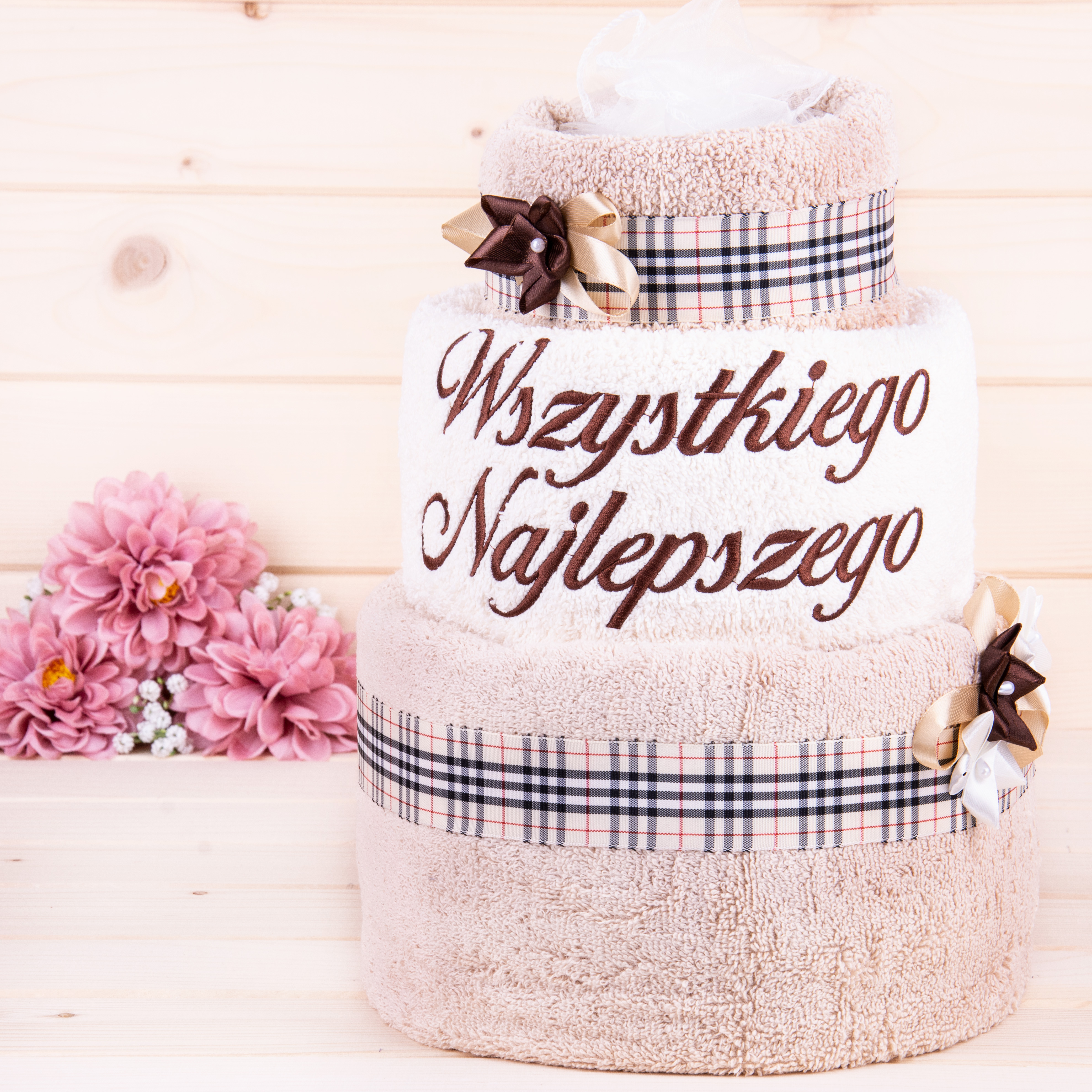 Tort z ręczników 3 poziomowy z haftem Wszystkiego najlepszego wzór 25 w kolorach jasny beż, biały, jasny beż