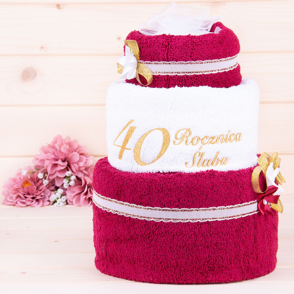 Tort z ręczników 3 poziomowy z haftem 40 rocznica ślubu w kolorach bordo, biały, bordo