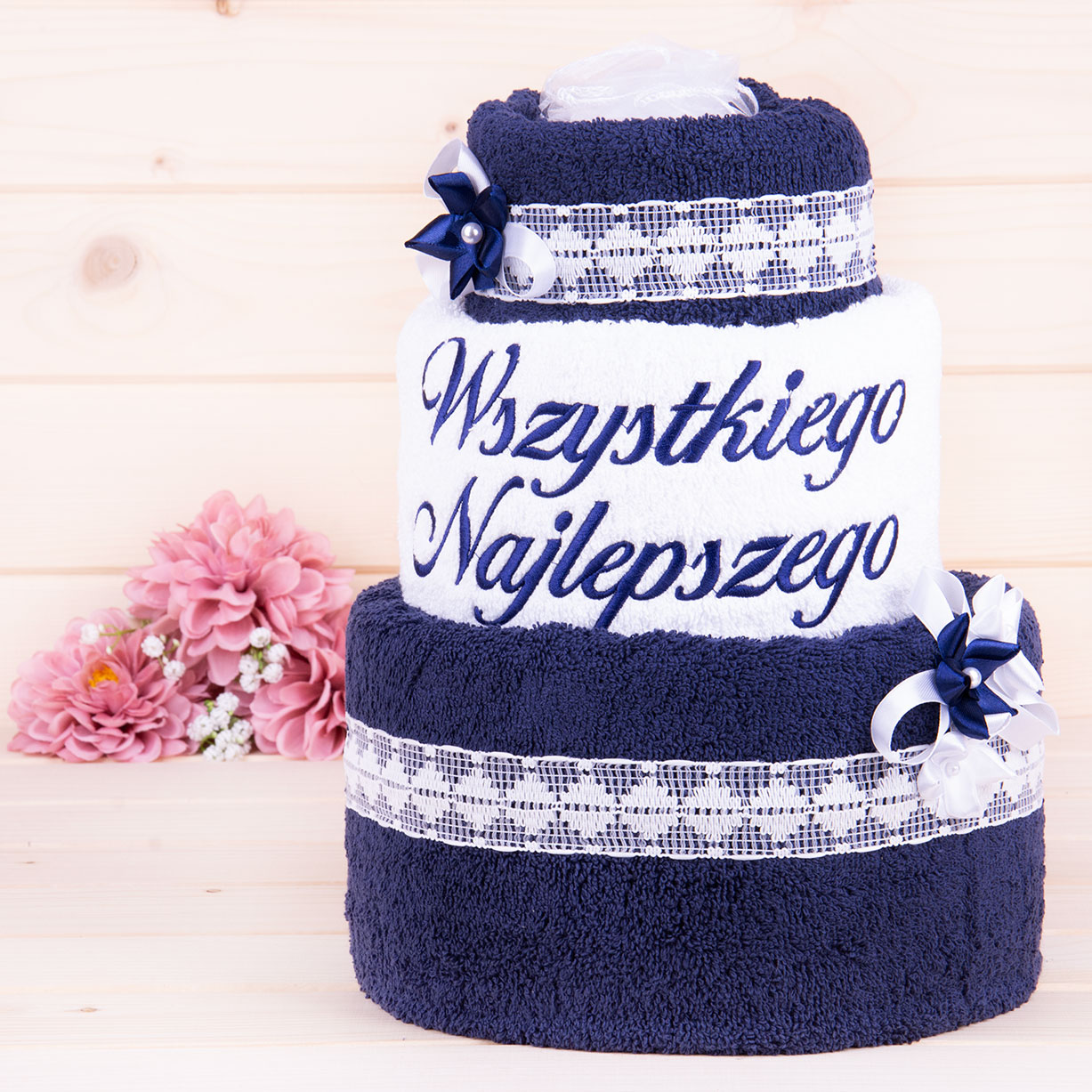 Tort z ręczników 3 poziomowy z haftem Wszystkiego najlepszego wzór 15 
w kolorach granat, biały, granat