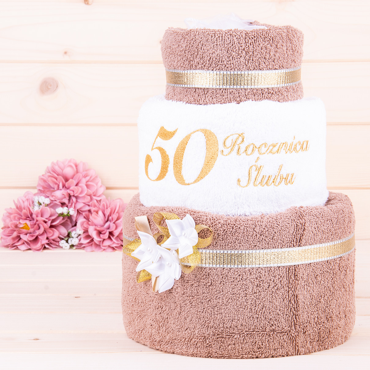 Tort z ręczników 3 poziomowy z haftem 50 rocznica ślubu ciemny beż, biały, ciemny beż
