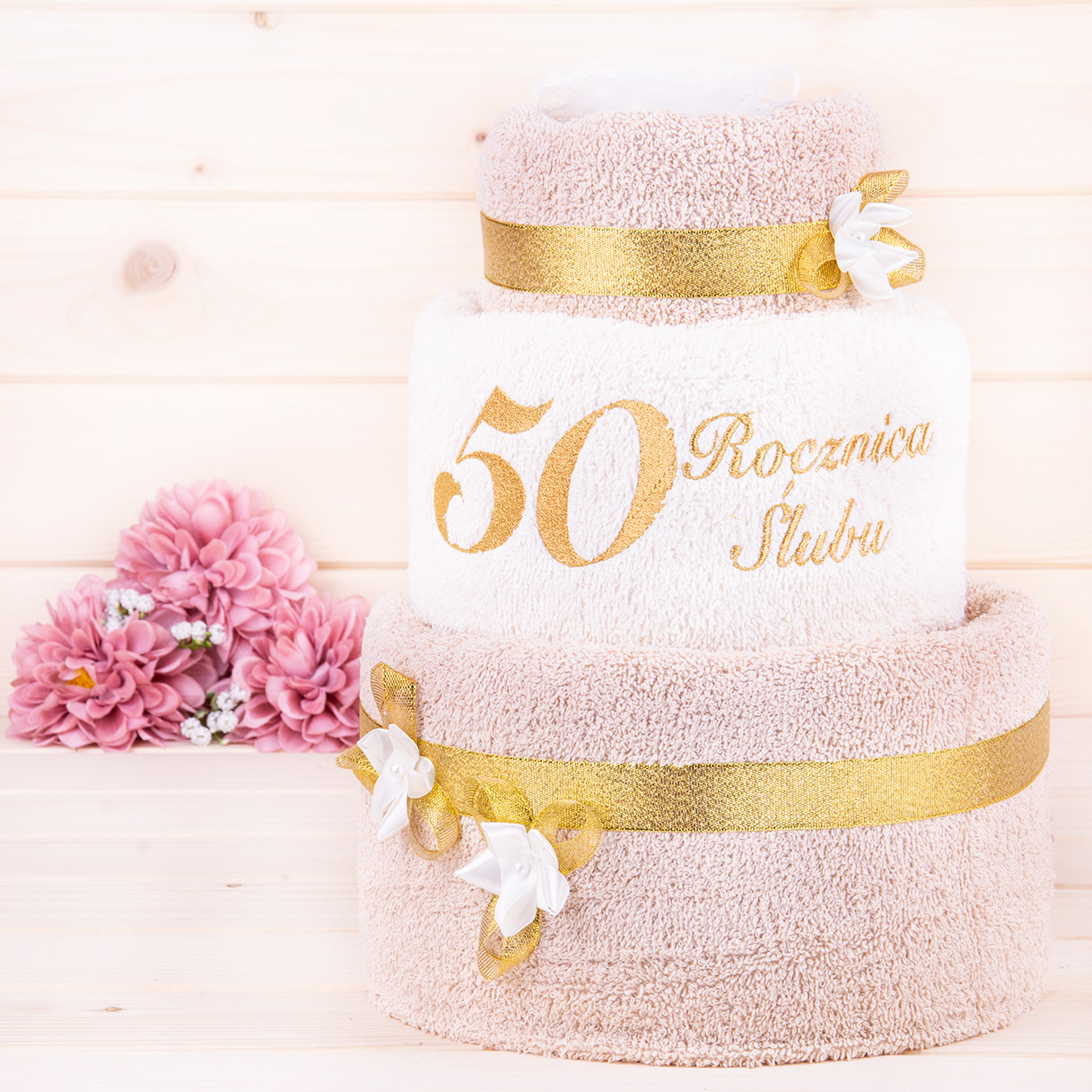 Tort z ręczników 3 poziomowy z haftem 50 rocznica ślubu w kolorach jasny beż, ecru, jasny beż