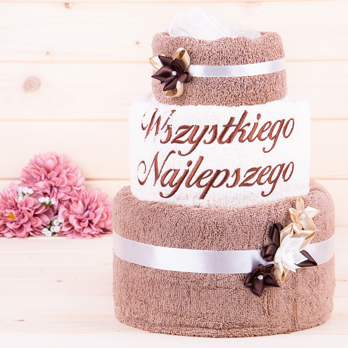 Tort z ręczników 3 poziomowy z haftem Wszystkiego najlepszego wzór 28 w kolorach ciemny beż, ecru, ciemny beż