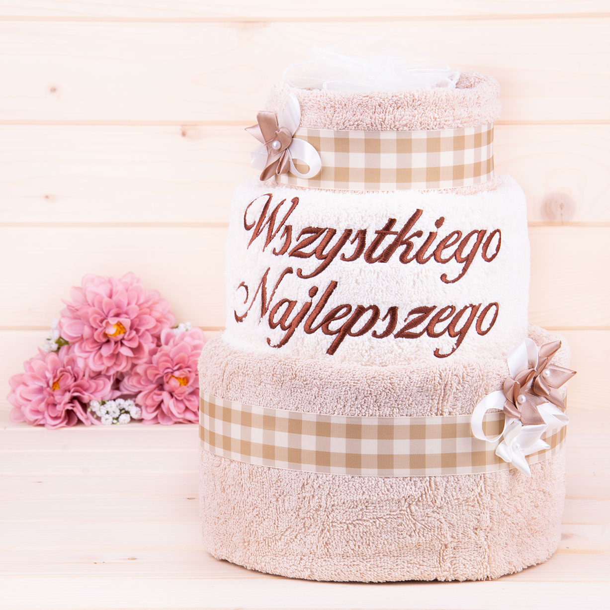 Tort z ręczników 3 poziomowy z haftem Wszystkiego najlepszego wzór 23 
w kolorach jasny beż, ecru, jasny beż
