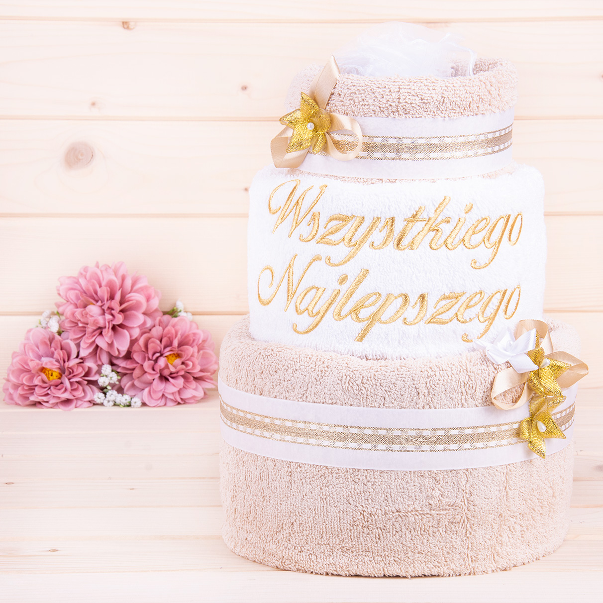 Tort z ręczników 3 poziomowy z haftem Wszystkiego najlepszego wzór 20 w kolorach jasny beż, biały, jasny beż