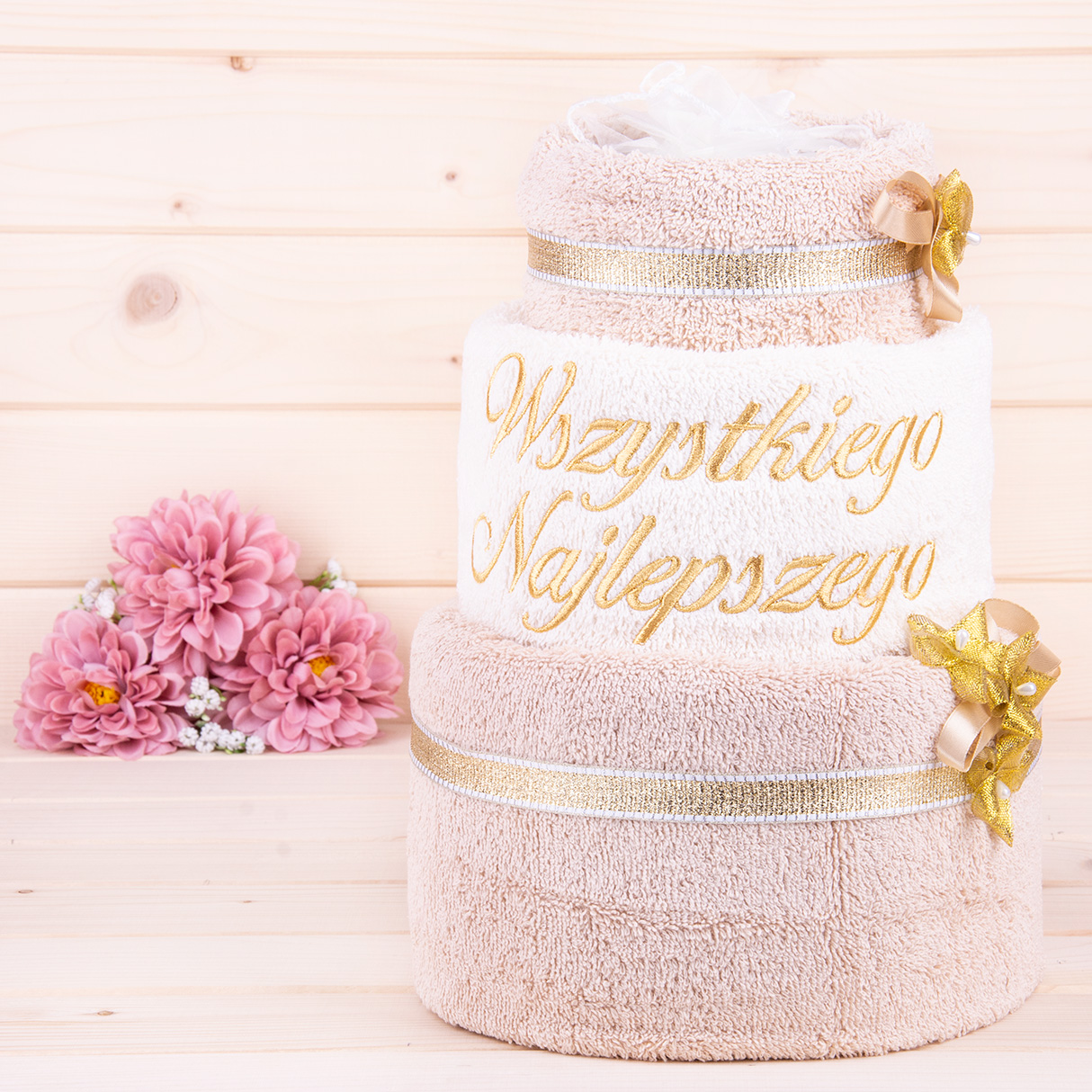 Tort z ręczników 3 poziomowy z haftem Wszystkiego najlepszego wzór 21 w kolorach jasny beż, ecru, jasny beż