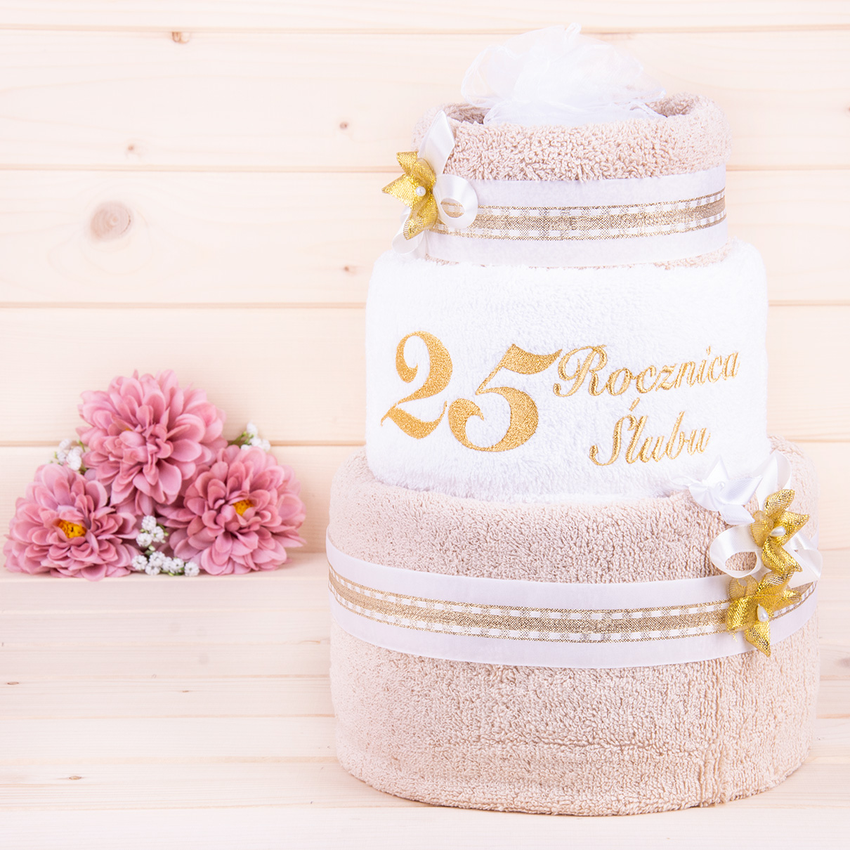 Tort z ręczników 3 poziomowy z haftem 25 rocznica ślubu w kolorach jasny beż, biały, jasny beż